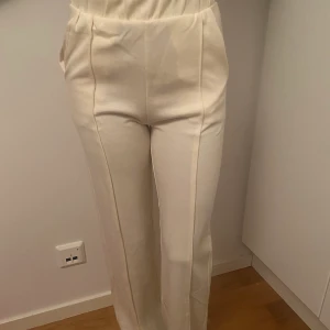 Vita byxor  - Ett par vita ”finare” mjuka byxor ifrån Gina tricot. Dem är i en gräddvit färg i storleken XS. Aldrig använda och har en fin slits nere vid båda fötterna på byxan. Säljes för 150kr👖
