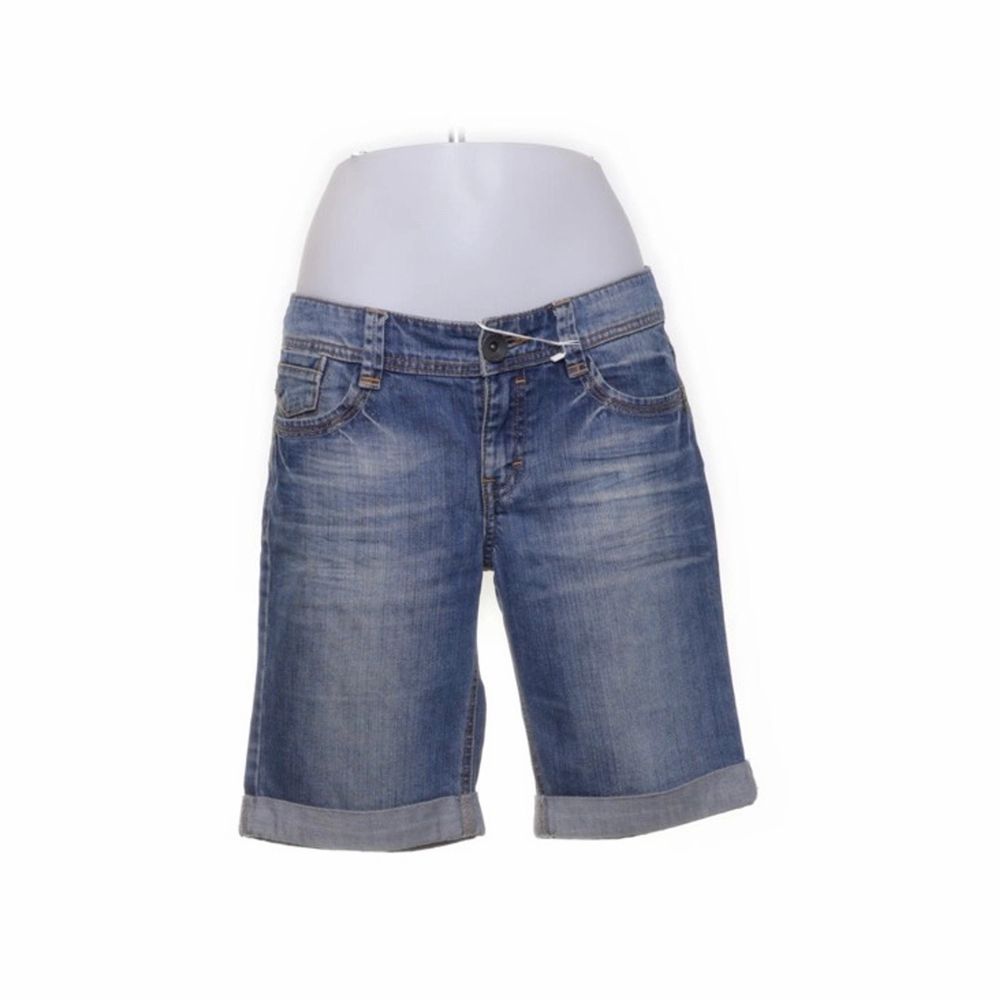 Lågmidjade jeansshorts från esprit!🤍 Köpta på Sellpy! Midjemått= 84cm . Shorts.