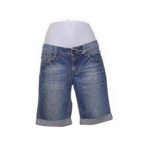 Lågmidjade jeansshorts från esprit!🤍 Köpta på Sellpy! Midjemått= 84cm 