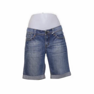 Jeansshorts - Lågmidjade jeansshorts från esprit!🤍 Köpta på Sellpy! Midjemått= 84cm 
