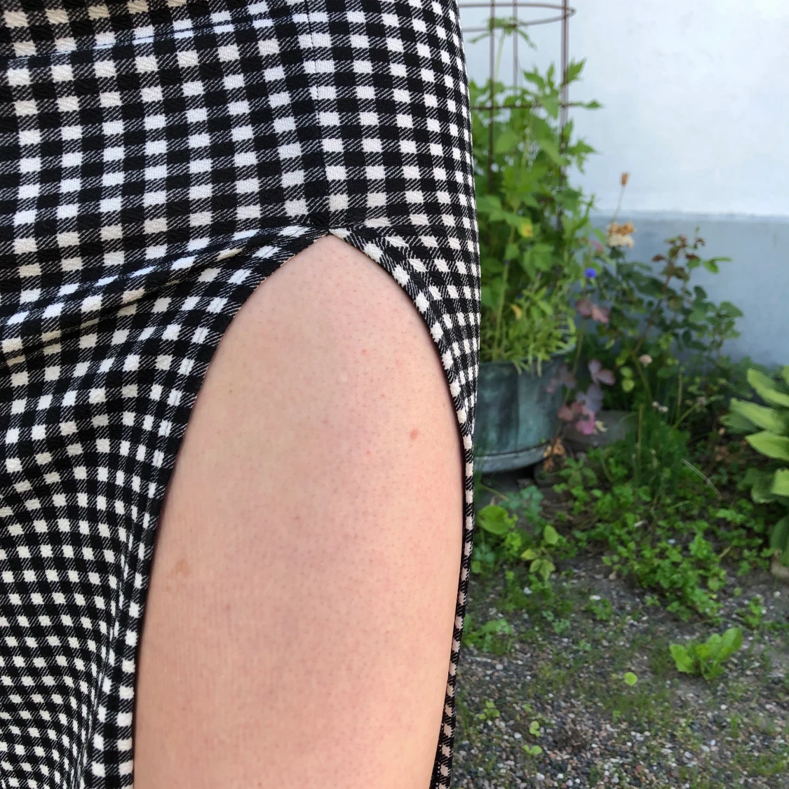 Rutig klänning med slits  - 90