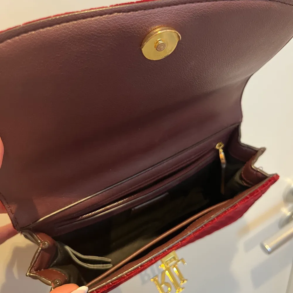 Superfin Ralph Lauren crossbody väska i sammet och skinn, färg burgundy (mörkröd) nypris 2000kr, denna färg säljs inte längre  Väskan är i absolut nyskick  600kr. Väskor.