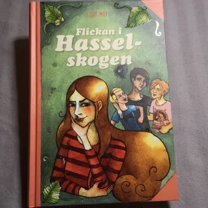 Bok - Du får följa med på ett äventyr i hasel skogen om mystiska brev och på landet där ett par beter sig konstigt och mat börjar försvinna från gården. 