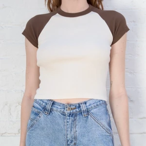 Brandy Melville  - Säljer denna brandy Melville t-shirt. Har små fläckar på sig‼️‼️ 