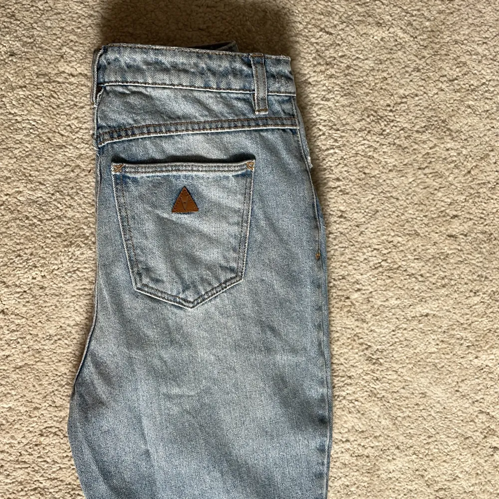 Snygga high waiste jeans från Abrand som sitter perfekt. Endast använda ett fåtal gånger. . Farkut & Housut.