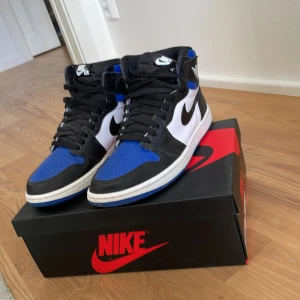 Jordan 1 high royal toes  - Hej  Säljer mina fina skor eftersom dom inte har kommit till användning och har bara varit rädd att använda dom för att dom skulle bli slitna, endast använda Max 10 gånger och har då använda väldigt försiktigt, seriösa bud och köpare, pris justerbart 