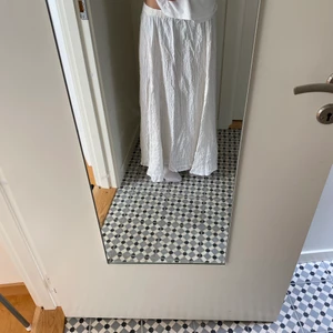 Lång kjol - Jag säljer denna fina långa vintage kjol från Maria Maruschka. Gjord av 100% bomull. Kontakta mig om ni har några frågor❤️