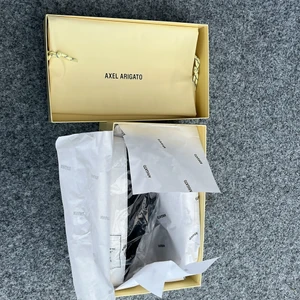 Axel Arigato Platform Suede Black - Beställda från Axel Arigatos hemsida Storlek 44 Nypris 1950kr, mitt pris 1500kr Skorna är inte ens testade, enbart uttagen för bild 