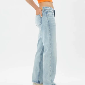 Weekday Arrow Low Straight Jeans  - Hej! Jag säljer dessa jättefina Weekday jeans som jag har velat ha i flera månader. När jag fick hem dom va de alldeles för korta då jag kollade fel på längden💕 hör gärna av dig med mer info om storleken