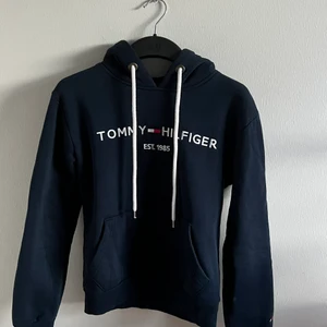 Tommy Hoodie - Mysig och skön hoodie från Tommy, säljs pga ingen användning. Storleken S men har en tightare passform 