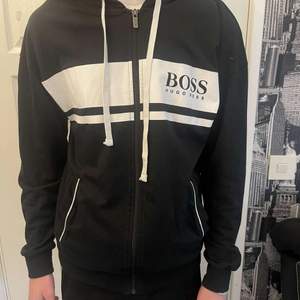 Ny oanvänd hugo boss hoodie, säljer då den är för stor. Bud från 700 kr. Strl S