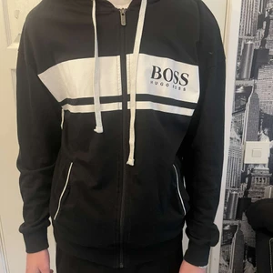 Hugo boss  - Ny oanvänd hugo boss hoodie, säljer då den är för stor. Bud från 700 kr. Strl S