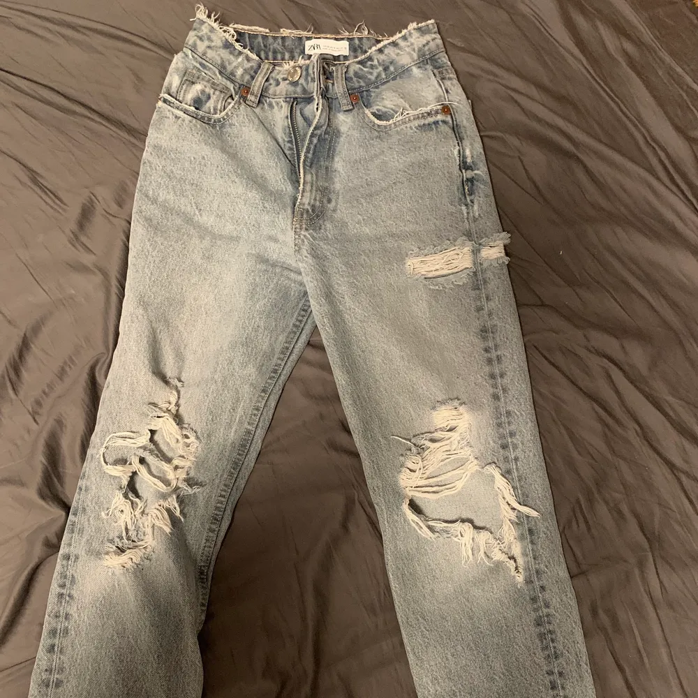 Jag säljer ett par jättefina zara jeans med hål i och i bra skick. Skriv för mer bilder😊. Jeans & Byxor.