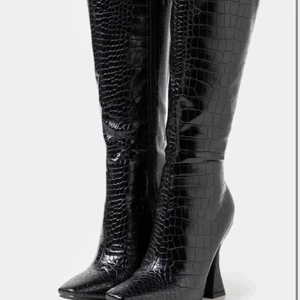 Svarta högklackade boots. - Säljer mina högklackade boots från Zalando i storlek 38/39. Använda en gång. Säljer då jag inte är särskilt van med att gå i klackskor,men de är väldigt bekväma. Går upp precis under knät. Säljs för 150kr+frakt