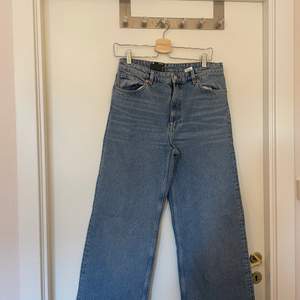 Sprillans nya jeans från Monki i den trendiga modellen Yoko. En typiska mellanblå jeans färg med vida ben och hög midja. Aldrig använda pga för liten för mina höfter. Prislapp sitter kvar. En av de trendigaste jeansen på marknaden just nu och helt rättvist så! Super snygga jeans med bra kvalite. Säljer för 200 men kan förhandlas vid snabb affär🥰