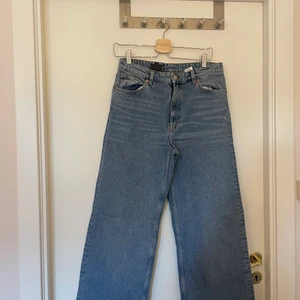 Helt nya yoko byxor - Sprillans nya jeans från Monki i den trendiga modellen Yoko. En typiska mellanblå jeans färg med vida ben och hög midja. Aldrig använda pga för liten för mina höfter. Prislapp sitter kvar. En av de trendigaste jeansen på marknaden just nu och helt rättvist så! Super snygga jeans med bra kvalite. Säljer för 200 men kan förhandlas vid snabb affär🥰