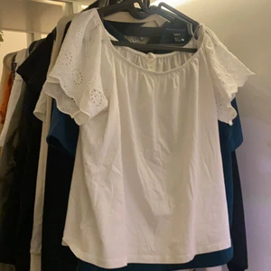 Vit sommar tröja  - Säljer denna jätte söta sommar tröjan som man kan ha uppe eller som off shoulder. Tröjan är i storlek S men passar M också 🤍 säljer den för 120+66 kr frakt 💕kontakta vid intresse 💘