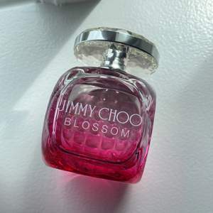 Säljer min Jimmy Choo ”Blossom” parfym, knappt använd (se andra bild) Doften beskrivs följande: ”En EdP som ger en känsla av blommor, citrus, cocktail och röda bär.” Originalpris 600