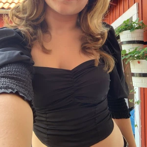 Hm festtopp - Jättefin och bekväm festtopp. Lite korsettliknande med puffiga armar. Storlek XS/S