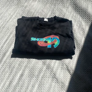 90s collage tröja - En collage tröja med ett Space Jam liknande tryck. Använd men inte särskilt sliten. Riktiga 90-tal vibes och sitter ganska baggy. 