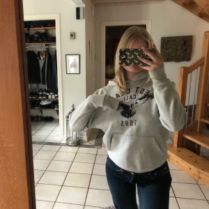 Hoodie - Super skön grå hoodie med tryck i bra skick, skulle uppskatta att den passar en XXS-S, jag själv är en storlek XS/S🤠
