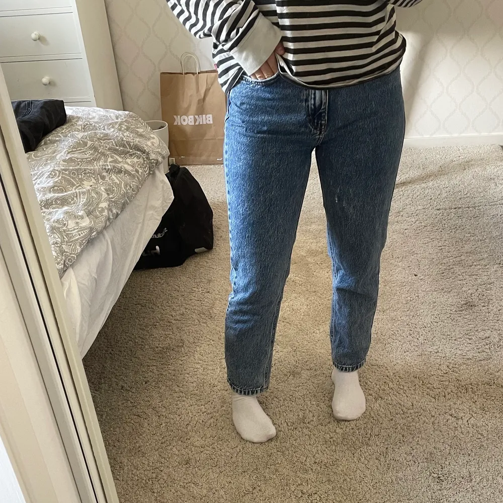 Köpta på Gina tricot för ett par månader sen🤍 riktigt snygga men använder dom tyvärr inte så mycket längre. Jeans & Byxor.
