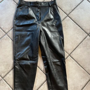 skinnbyxor - Använda 2 gånger, liten i storleken 