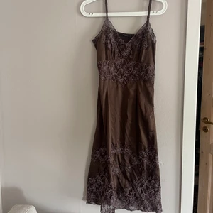 ”Siden” klänning/nattlinne  - Säljer den här fantastiska klänningen/ nattlinnet från Vila i en underbar brun färg med fina spetsdetaljer. Fäller en tår varje gång jag inser att jag har växt ur den. Kan mötas upp i Söderköping eller Norrköping eller frakta mot betalning 🧸
