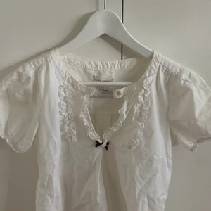 Fin blus/t-shirt - Gullig blus/t-shirt ifrån odd & Molly. Storlek: XS/S. Nypris: 399kr, säljer för 120kr. 