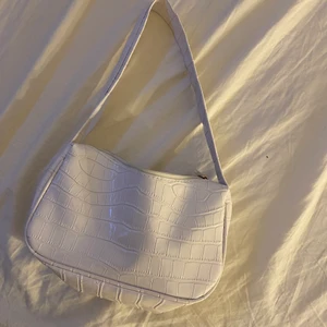 Väska - Säljer denna vita väska, säljer denna för att den inte riktigt är min stil, använt 2 gånger 