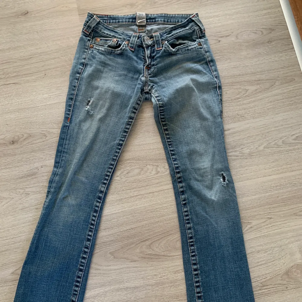 Jag säljer dessa fina true religion byxor.  Byxorna är i bra skick( aldrig använt dom själv) men använda av den förra ägaren.  Skriv om ni är intresserade 💕  . Jeans & Byxor.