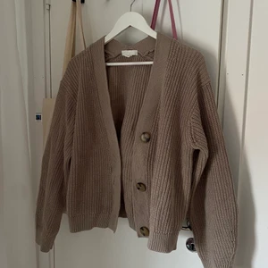 Kofta - Jättefin och mysig kofta. Jag har själv denna i tre olika färger men de tar så mycket plats i garderoben så jag var tvungen att låta en gå 💔 Jätte fint skick! Oversized i modellen