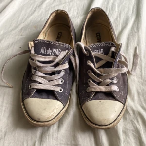 Låga converse  - Låga mörkblåa converse i använt skick. 