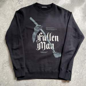 Crewneck från japanska märket undercover, storlek 4 (Large/XL) - superfint skick, inga skavanker eller liknande. Nypris - 3000kr