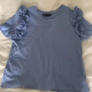 Fin blå tshirt från zara med volanger, säljer även en liknadan i samma storlek fast ljusgrön💚 
