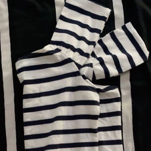 Randig topp - En jätte söt tröja köpt ifrån bikbok för 250kr. Kan tas ner och up vid ärmen, storlek (s).💓