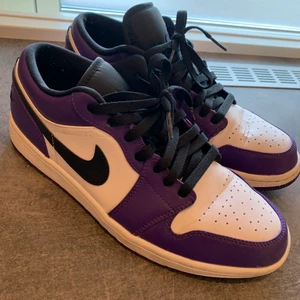 Jordan 1 Low Court Purple White - Säljer nu mina Jordan 1 Low Court Purple White i storlek 42.5. Skickas samma dag som betalning spårbart. 