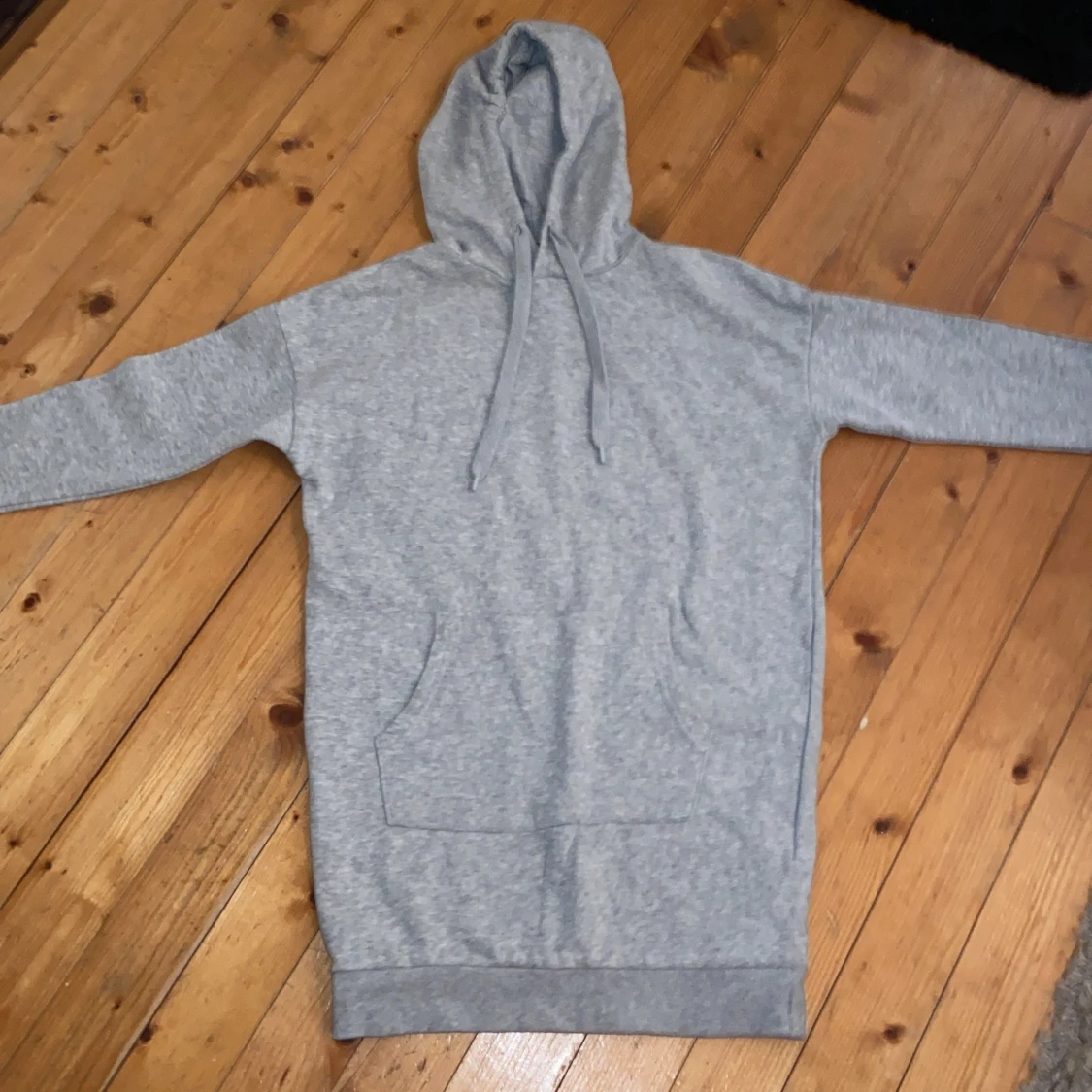 Grå lång hoodie