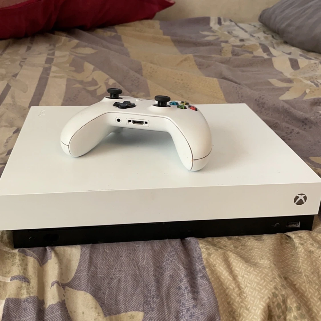 Xbox one s med en kontroll