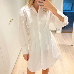 Gina Tricot klänning - En klänning i skjortmaterial från Gina Tricot som går in lite vid midjan i storlek 34🤍 Inga fläckar på klänningen utan det är på spegeln💛