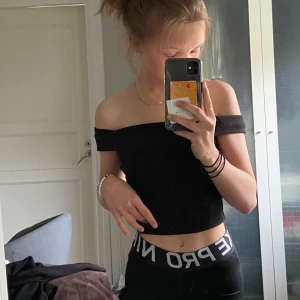 Figursydd off shoulder crop top - Säljer denna jättefina och somriga toppen eftersom jag har platsbrist atm 💖 oanvänt skick och jag finns i DM för info/bilder, köpare står för frakt 📦 