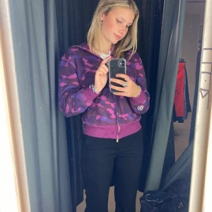 Bape hoodie - Säljer min bape hoodie för den it kommer till användning längre! Den är äkta och med kommer med scaningbar lapp, klistermärke samt bagen! Start pris 1500! 