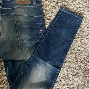 Y2k vintage jeans 00 -90 - Säljer dessa jeansen från 00-90 tal med ett gulligt hjärta på fickan och coola sömmar🤑 fel strl för mig så säljer, finns i DM för bilder/frågor, köpare står för frakt 📦 