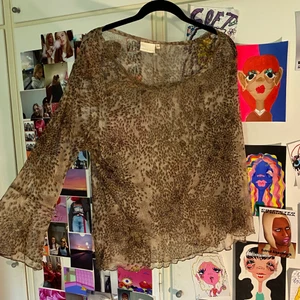 Blus med mönster - En fin mönstrad blus. Den är ganska genomskinlig. Står storlek 3XL, jag har storlek L och den sitter lite stort på mig. 