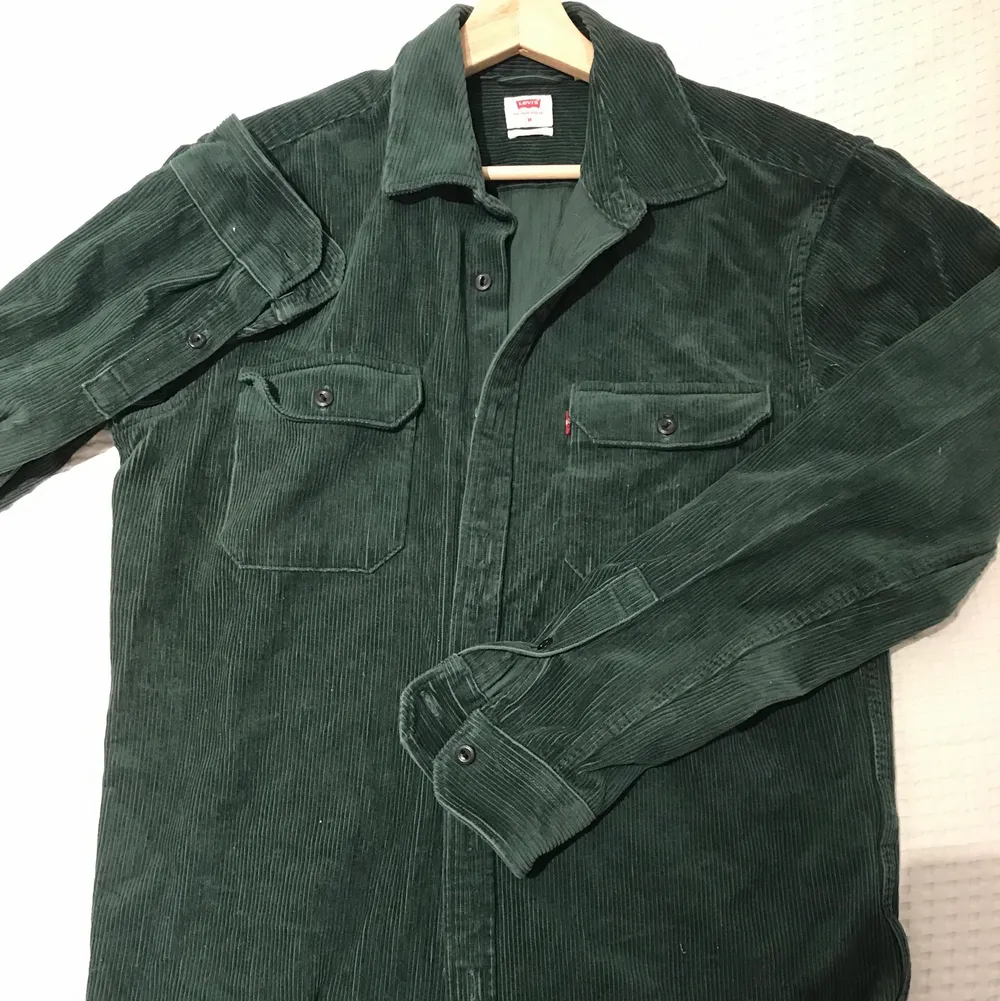 Fin overshirt i grön Manchester från Levi’s. Storlek M men något längre i storleken.  . Skjortor.