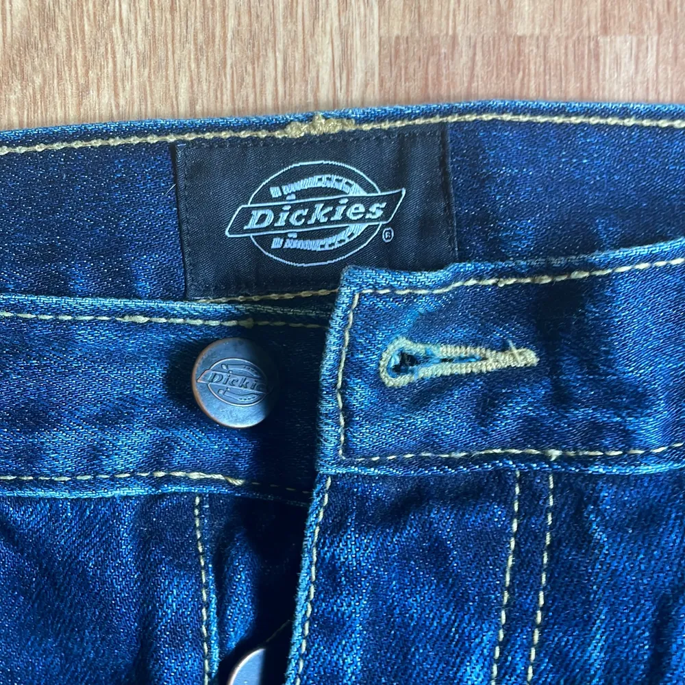 Säljer dessa dickies jeans, använd fåtal gånger. Är i fint skick. Köparen står för frakten. Jeans & Byxor.