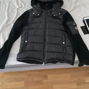 Moncler cardigan - Jag säljer den a vara pågrund av att jag inte använder den, Jackan är i perfekt skick då den inte är använd så mycket fick den när jag fyllde . använd cirka 4-5 gånger Storlek på jackan är 2/M  Skick 9/10 Kan gå ner lite i pris vid snabb affär