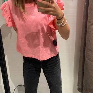 Topp - Intresskoll på denna superfina rosa volsngtopp från zara, använt ett fåtal gånger och är i dupetfint skick! Hör av dig vid intresse❤️
