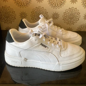 Puma CA PRO  - Nästintill oanvända Puma CA PRO. Använda Max 4ggr vilket innebär att de är helt fläck samt fel fria. Nypris 1000kr 
