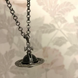 vivienne westwood orb - Vivienne Westwood 3D orb med kedja. Osäker på om den är äkta därav det låga priset. 600kr+spårbar frakt. Tar endast swish. Pris kan diskuteras. PM för mer info <3 